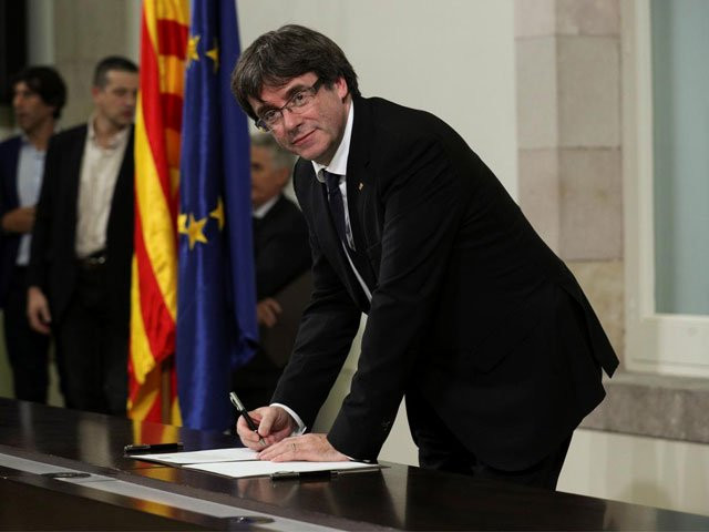 carles puigdemont at the catalan regional parliament in barcelona spain october 10 2017 photo reuters