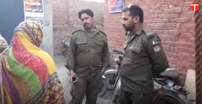 woman accuses police officials of looting her in lahore woman accuses police officials of looting her in lahore