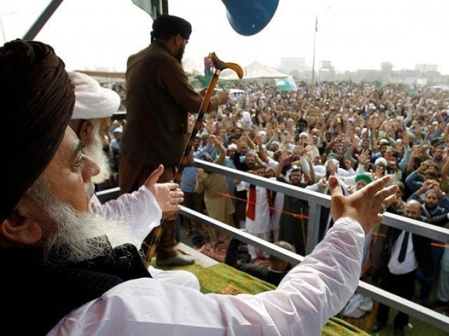 khadim hussain rizvi leader of the tehreek e labaik leads members in shouting slogans during a sit in in rawalpindi november 10 2017 photo reuters khadim hussain rizvi leader of the tehreek e labaik leads members in shouting slogans during a sit in in rawalpindi november 10 2017 photo reuters