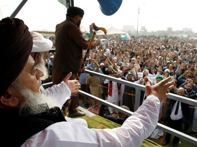 khadim hussain rizvi leader of the tehreek e labaik leads members in shouting slogans during a sit in in rawalpindi november 10 2017 photo reuters