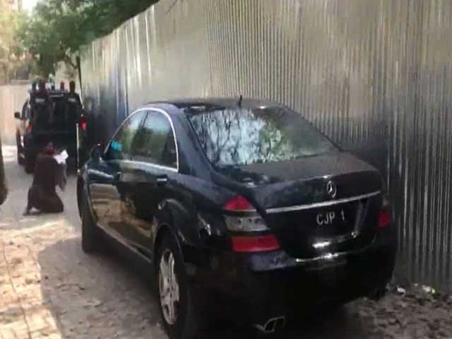 disabled man stops cjp s vehicle pleading to recover kidnapped sister