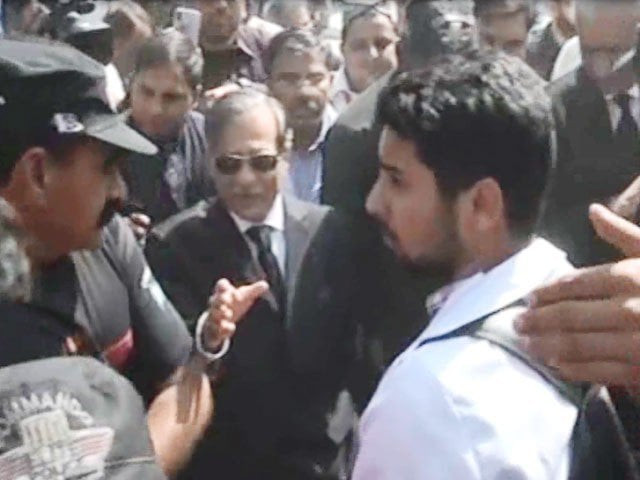 justice saqib nisar during visit to the college directs fia to seal the record and produce it in the court express news screen grab justice saqib nisar during visit to the college directs fia to seal the record and produce it in the court express news screen grab