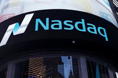 wall street stocks nasdaq drives to record high