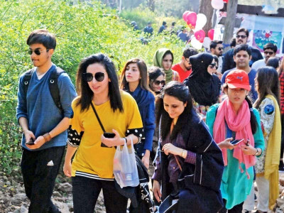 healthy activity dozens march up the trail   3