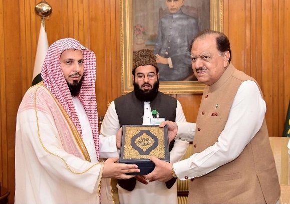 president mamnoon hussain being presented a copy of holy quran by imam of masjid al haram h e saleh bin muhammad al talib at aiwan e sadr photo nni