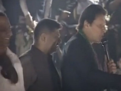 watch shoe thrown at imran khan during pti rally in gujarat watch shoe thrown at imran khan during pti rally in gujarat