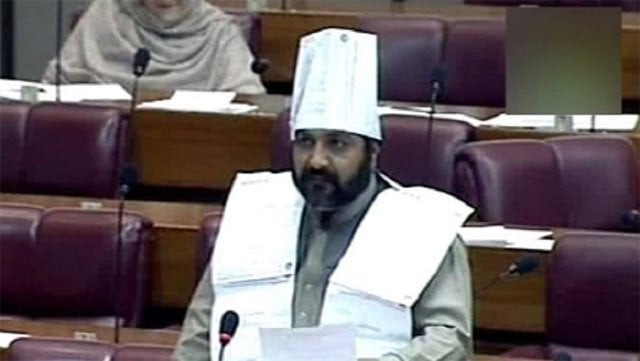 sajid nawaz wore a garland of electricity bills to lodge protest at na express news screengrab sajid nawaz wore a garland of electricity bills to lodge protest at na express news screengrab
