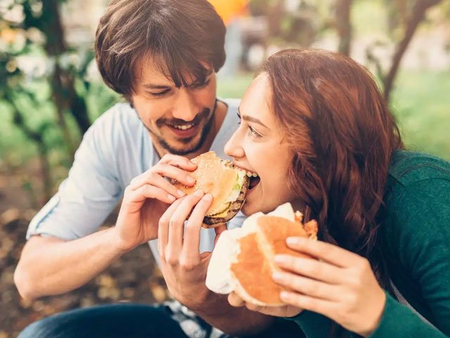 people in relationships more likely to gain weight than singletons