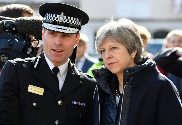 britain 039 s prime minister theresa may r talks with wiltshire police 039 s chief constable kier pritchard in salisbury southern england on march 15 2018 photo afp