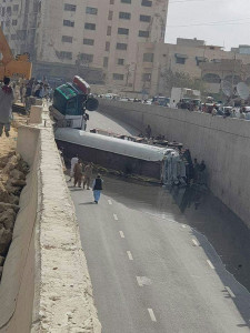 second oil tanker overturns in submarine chowrangi underpass