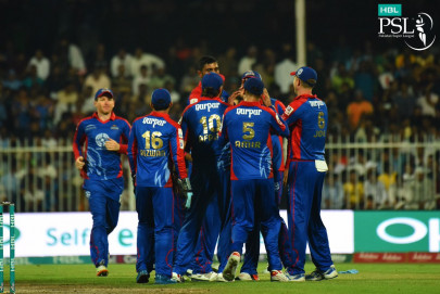 karachi beat islamabad qualify for playoffs
