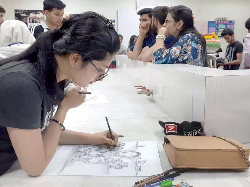 a student makes sketch during the competition photo online a student makes sketch during the competition photo online