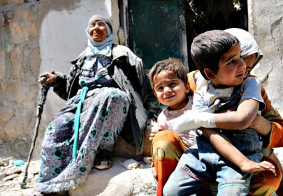 civilians flee syria s war torn eastern ghouta to reunite with families