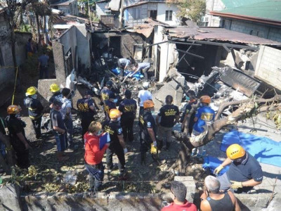small plane crashes outside philippine capital killing 10