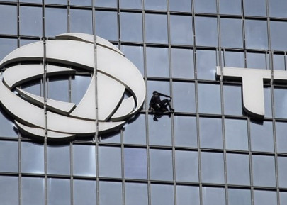 french spiderman climbs 610ft tall building at 55 french spiderman climbs 610ft tall building at 55