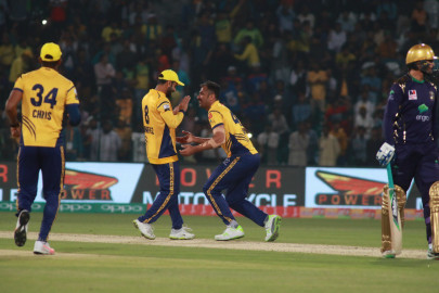 peshawar knock quetta out of psl3 in thriller