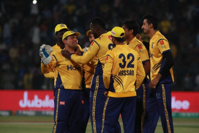 peshawar beat karachi to qualify for psl3 final