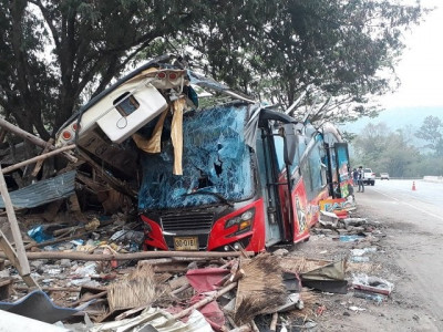 thailand bus crash kills 17 thailand bus crash kills 17