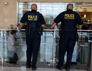 american police fire 20 rounds on man carrying iphone as weapon