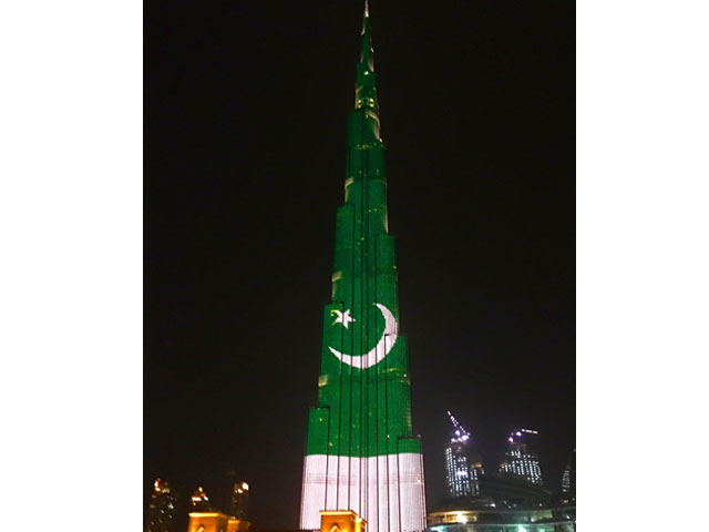 burj khalifa lit up in colours of the pakistan flag photo burj khalifa