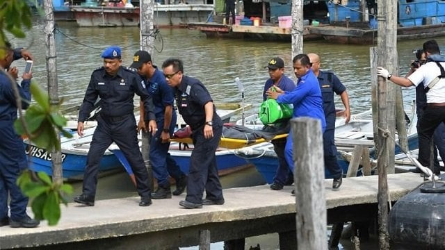 a rescue team carries an unidentified chinese national who was rescued from a capsized sand dredging vessel in parit jawa muar malaysia the chinese sand dredger had capsized off the country s southern coast on wednesday photo cgtn a rescue team carries an unidentified chinese national who was rescued from a capsized sand dredging vessel in parit jawa muar malaysia the chinese sand dredger had capsized off the country s southern coast on wednesday photo cgtn