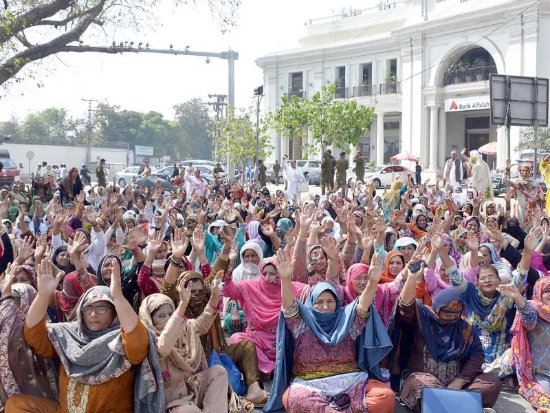 lhws protest against non payment of salaries outside the punjab assembly photo online