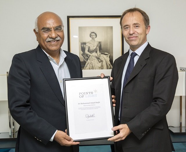 uk high commissioner in pakistan thomas drew presenting the commonwealth point of light award to dr saqib on wednesday photo fco gov uk