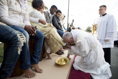 pope washes two muslim prisoners feet in easter ritual pope washes two muslim prisoners feet in easter ritual