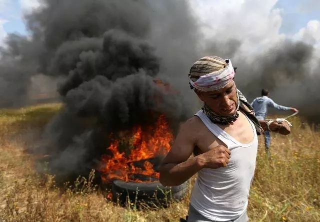 a palestinian runs during clashes with israeli troops during a tent city protest along the israel border with gaza photo reuters a palestinian runs during clashes with israeli troops during a tent city protest along the israel border with gaza photo reuters