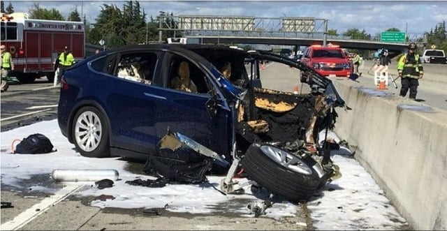 rescue workers attend the scene where a tesla electric suv crashed into a barrier on us highway 101 in mountain view california march 25 2018 photo reuters rescue workers attend the scene where a tesla electric suv crashed into a barrier on us highway 101 in mountain view california march 25 2018 photo reuters