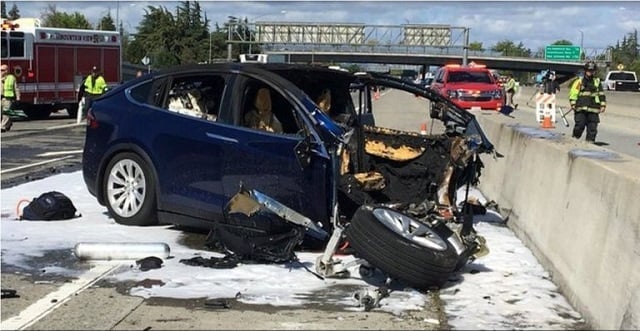 rescue workers attend the scene where a tesla electric suv crashed into a barrier on us highway 101 in mountain view california march 25 2018 photo reuters