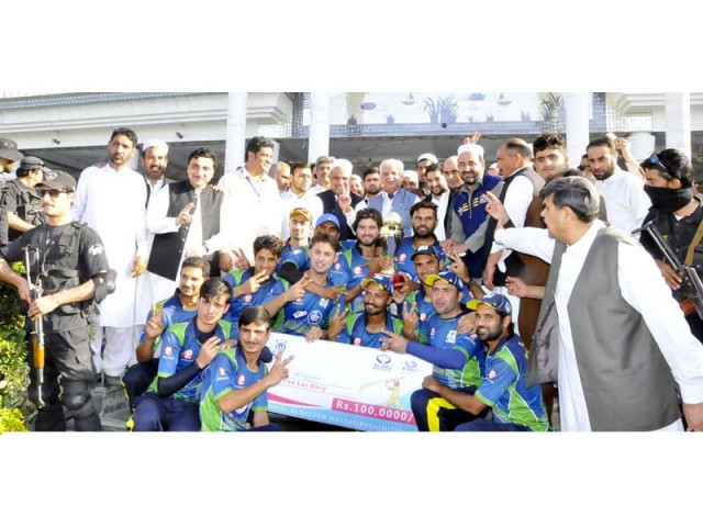 k p governor iqbal zafar jhagra with the fata super league winning team khyber green azmeri players photo express k p governor iqbal zafar jhagra with the fata super league winning team khyber green azmeri players photo express