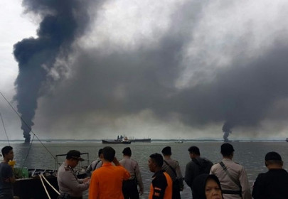 oil spill cleanup fire kills two in indonesia