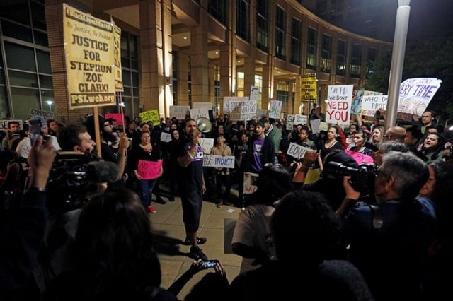 demonstrators gather outside city hall to protest the police shooting of stephon clark in sacramento california us march 30 2018 photo reuters demonstrators gather outside city hall to protest the police shooting of stephon clark in sacramento california us march 30 2018 photo reuters