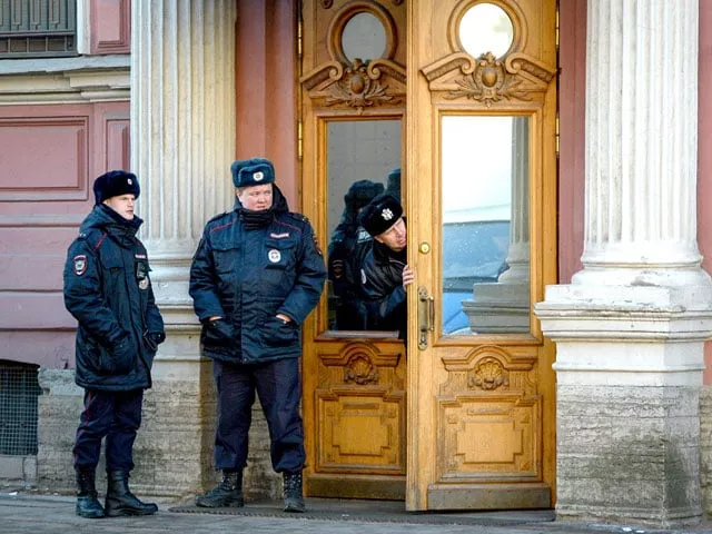 russian police guard the us consulate in saint petersburg on march 31 2018 photo afp