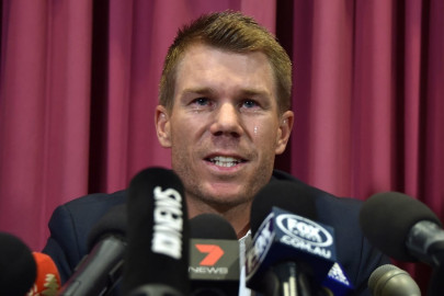 warner breaks down apologises for ball tampering