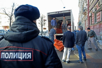 russia us diplomats pack their bags after tit for tat expulsions russia us diplomats pack their bags after tit for tat expulsions