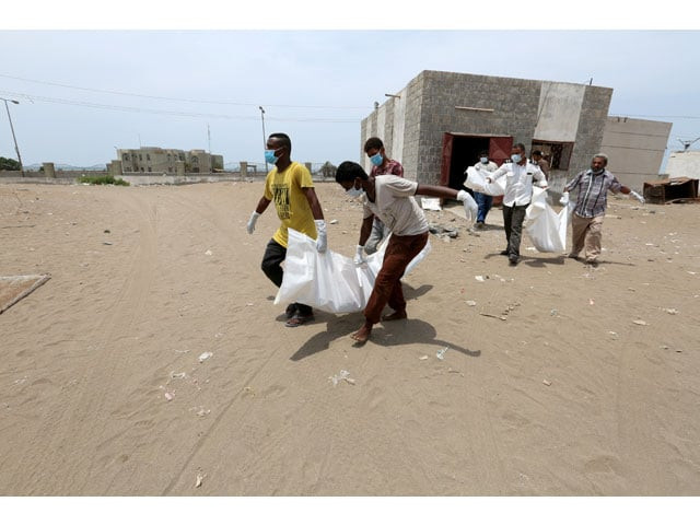 morgue workers carry plastic bags containing bodies of victims of an airstrike in hodeida yemen april 2 2018 photo reuters morgue workers carry plastic bags containing bodies of victims of an airstrike in hodeida yemen april 2 2018 photo reuters