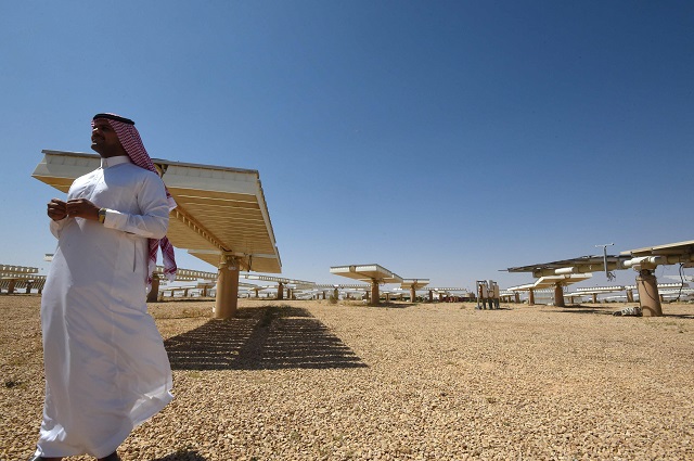 a saudi man stands at a solar plant in uyayna north of riyadh on march 29 2018 on march 27 saudi announced a deal with japan 039 s softbank to build the world 039 s biggest solar plant photo afp