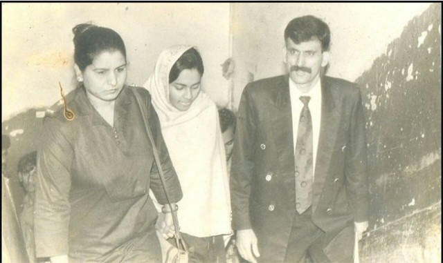asma nawab with her lawyer at city courts in karachi in 1998 photo courtesy javed ahmed chhatari asma nawab with her lawyer at city courts in karachi in 1998 photo courtesy javed ahmed chhatari
