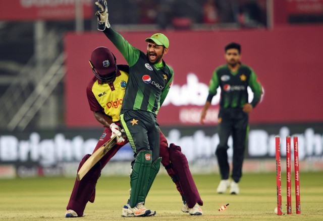 sarfraz has said it isn t easy being pakistan captain because wins just increase expectations while defeats lead to blame photo afp sarfraz has said it isn t easy being pakistan captain because wins just increase expectations while defeats lead to blame photo afp