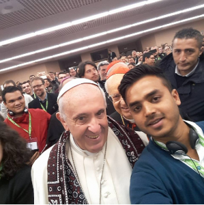 pope francis receives ajrak from pakistani christian poses for viral photo pope francis receives ajrak from pakistani christian poses for viral photo