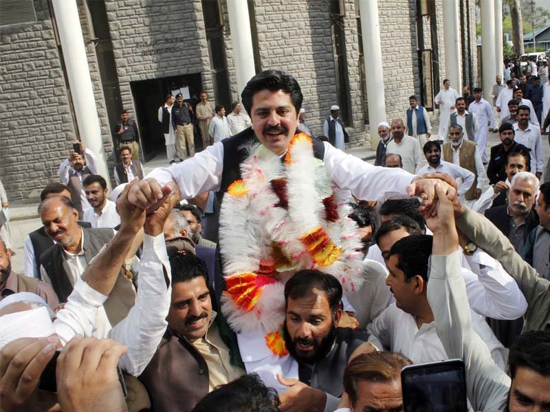 supporters of newly elected pti s district nazim ali khan jadoon lift him on their shoulders photo online