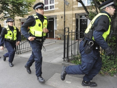 london police call urgent meeting after six more stabbings