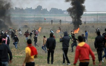 israeli troops kill seven protesting palestinians along gaza border
