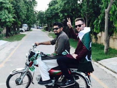 american comedian hits out at indian trolls over support for kashmir s liberation