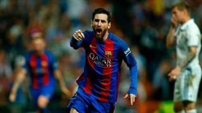 messi hat trick helps barcelona equal record unbeaten streak