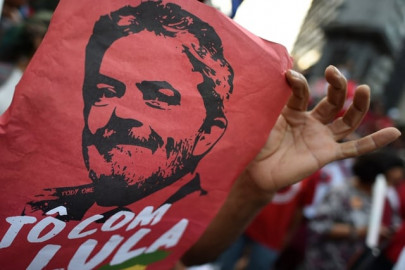 brazil s lula blocked by supporters from surrendering brazil s lula blocked by supporters from surrendering