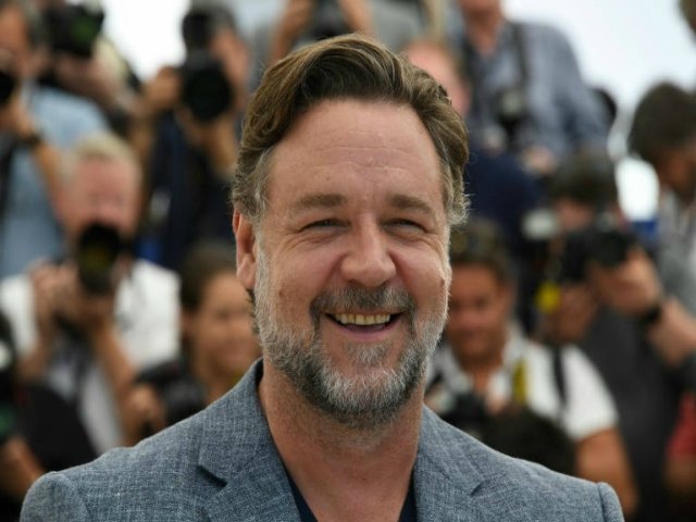 russell crowe 039 s 039 divorce auction 039 of movie memorabilia and personal items brought in 2 8 million photo afp