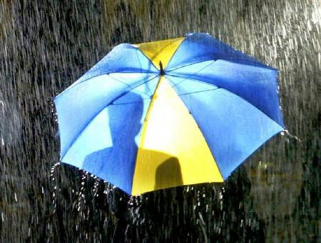 people shelter under umbrellas as torrential rain falls photo reuters people shelter under umbrellas as torrential rain falls photo reuters